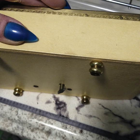 Embroidered then lacquered  very old music box - Picture 5 of 9